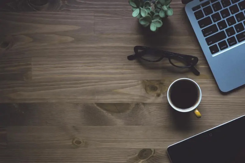 Bureau de travail avec ordinateur portable et tasse de café