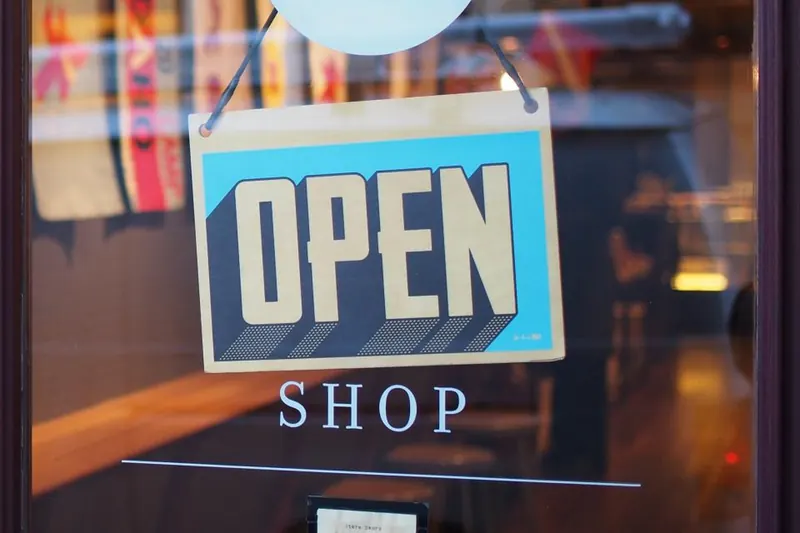 Pancarte « Open » sur la vitrine d'une boutique