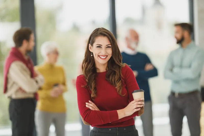 Entrepreneuse souriante devant son équipe