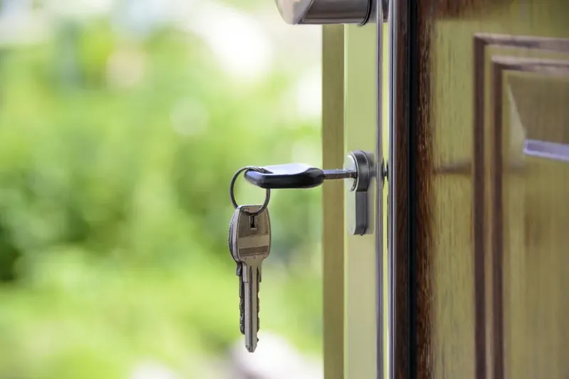 Clés sur la serrure d'une porte d'entrée